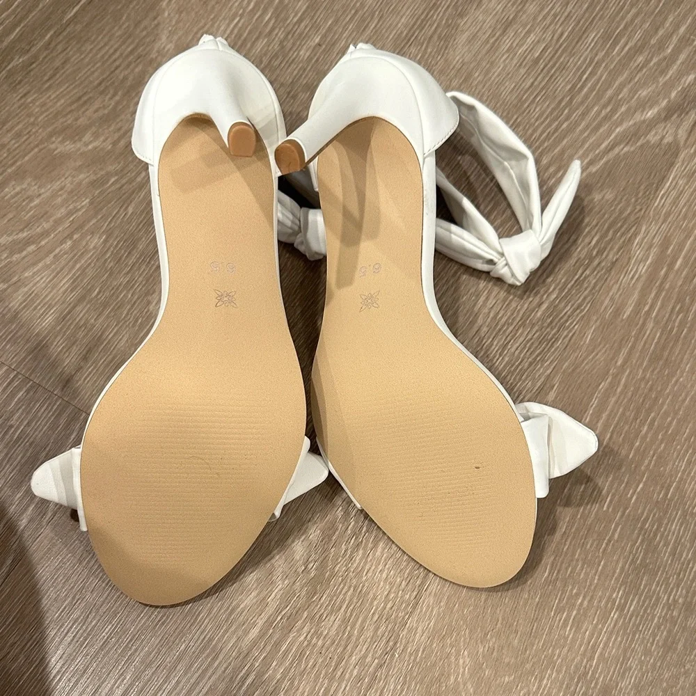 BCBGeneration White High Heels with Bow Detail